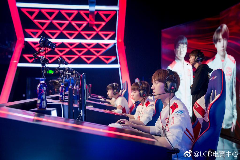 V5险胜T1,Xiaohu团战一打五激烈交锋入围赛,让粉丝疯狂欢呼 V5险胜T1,Xiaohu团战一打五激烈交锋入围赛,让粉丝疯狂欢呼